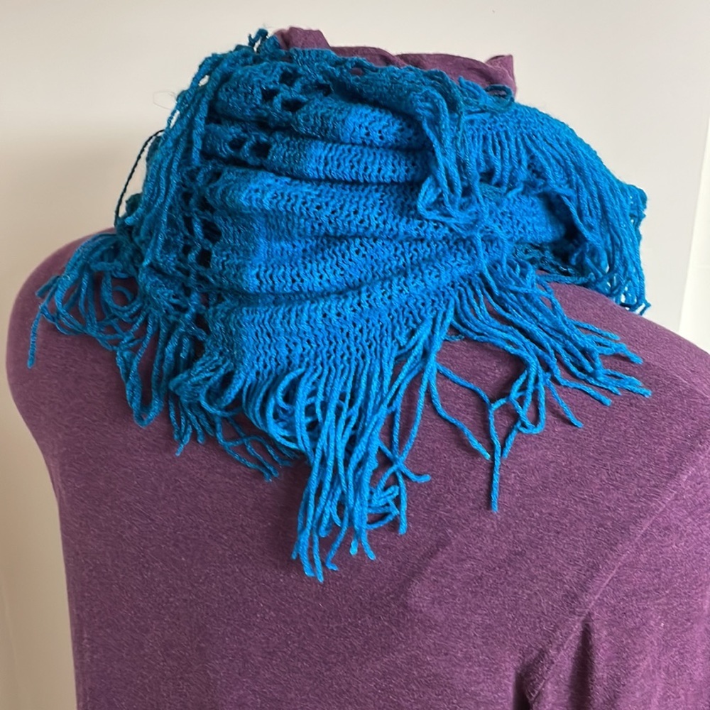 Fringy neck scarf - Picture 3 of 7